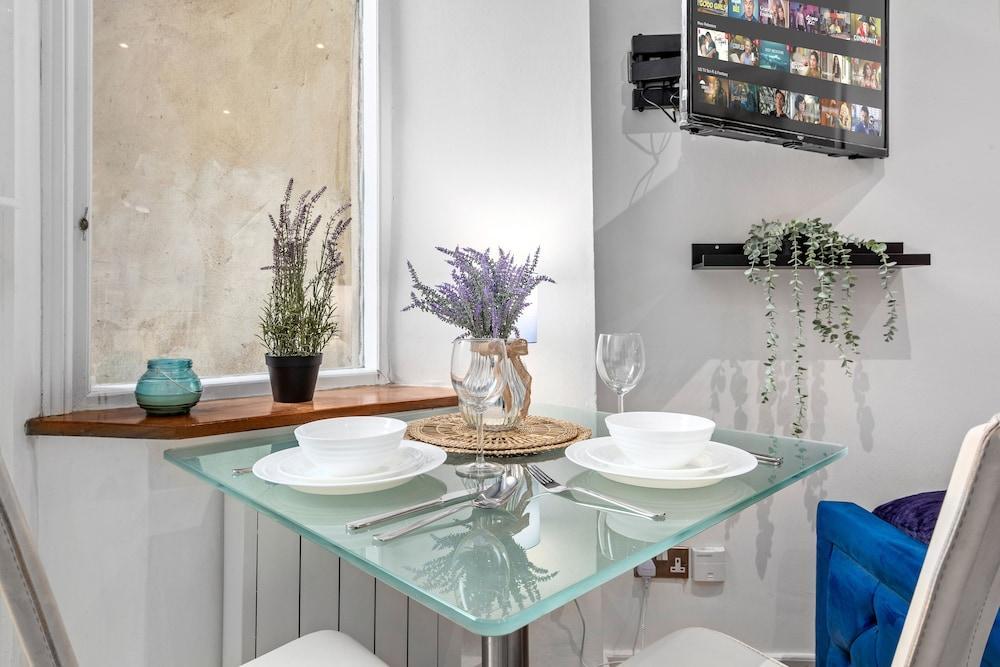 Immaculate 1-bed Studio in London - Tap to explore photos