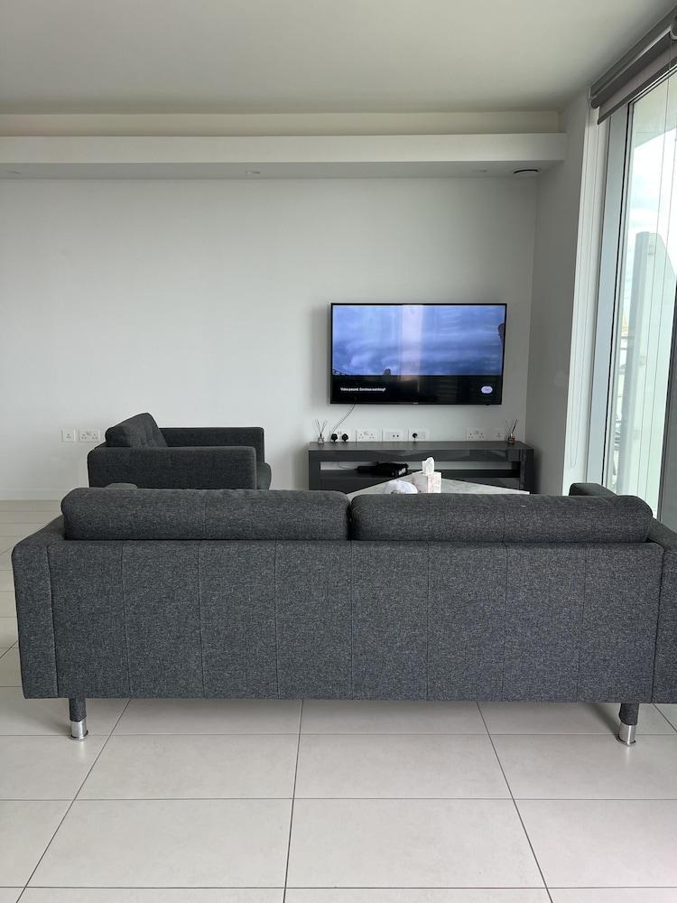 Delightfully Spacious Bright 2bedroom - Tap to explore photos