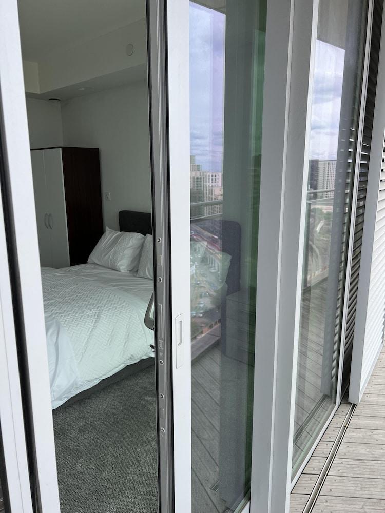 Delightfully Spacious Bright 2bedroom - Tap to explore photos