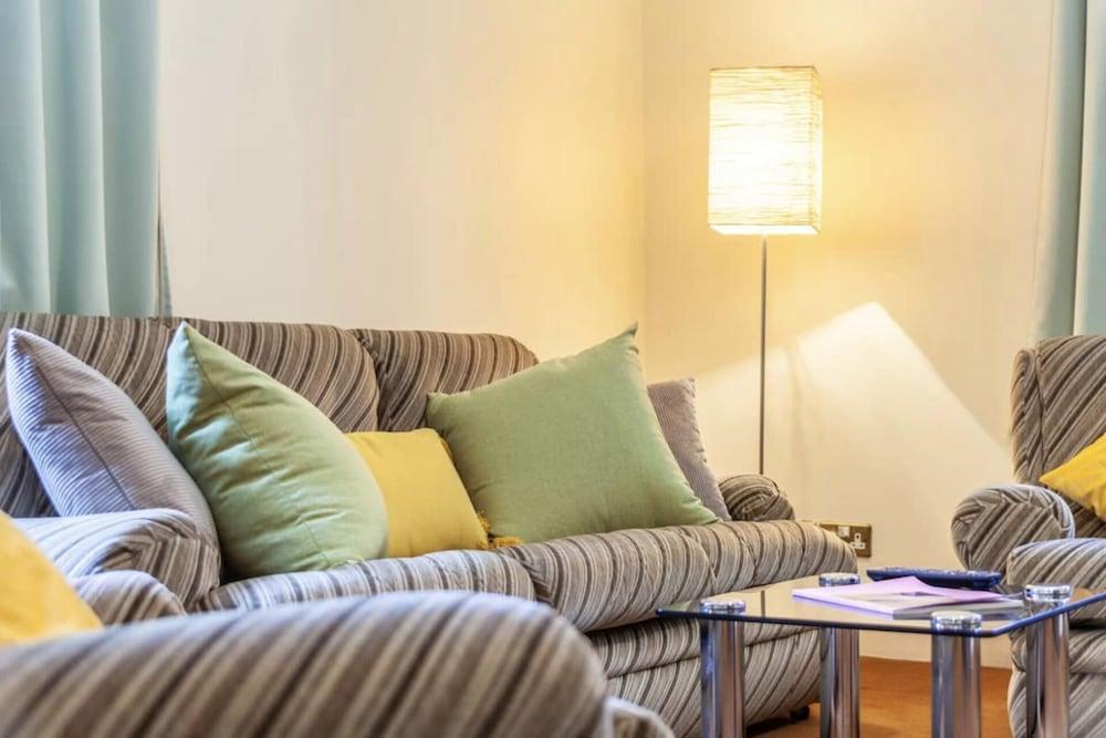 Remarkable 3-bed Apartment in London - Tap to explore photos