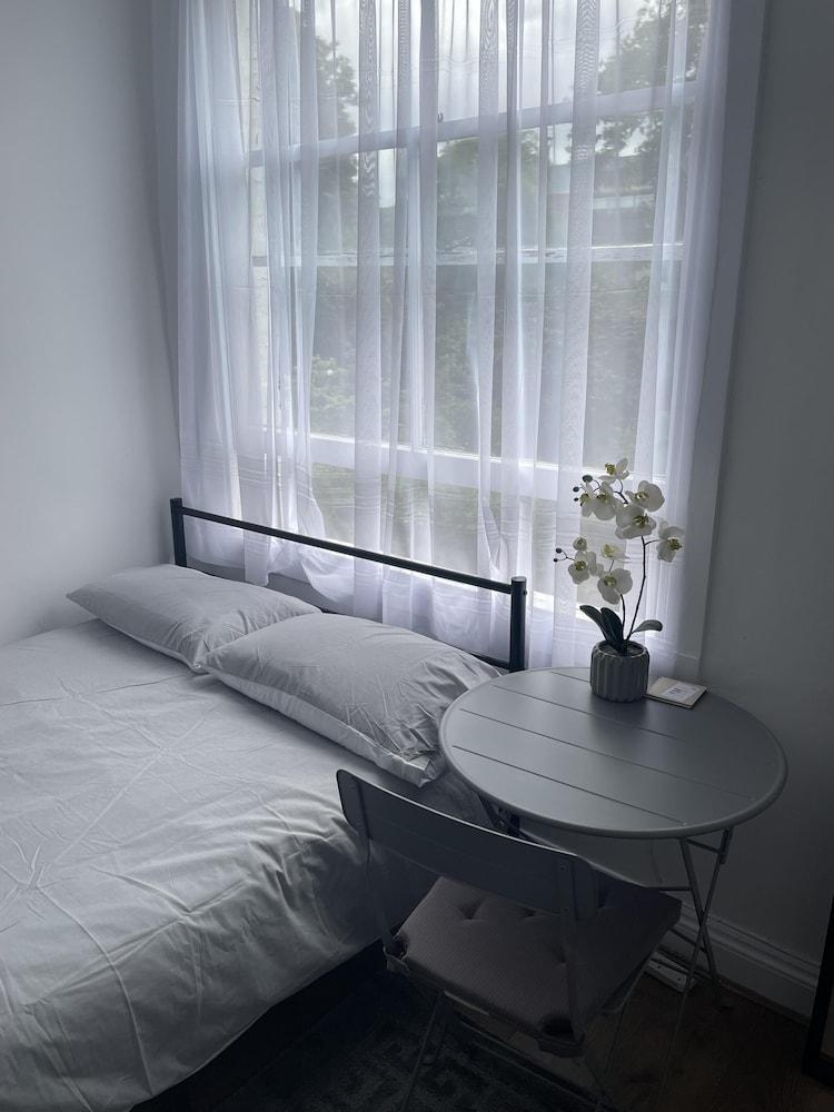 Charming Studio in London - 1 Person Only - Tap to explore photos