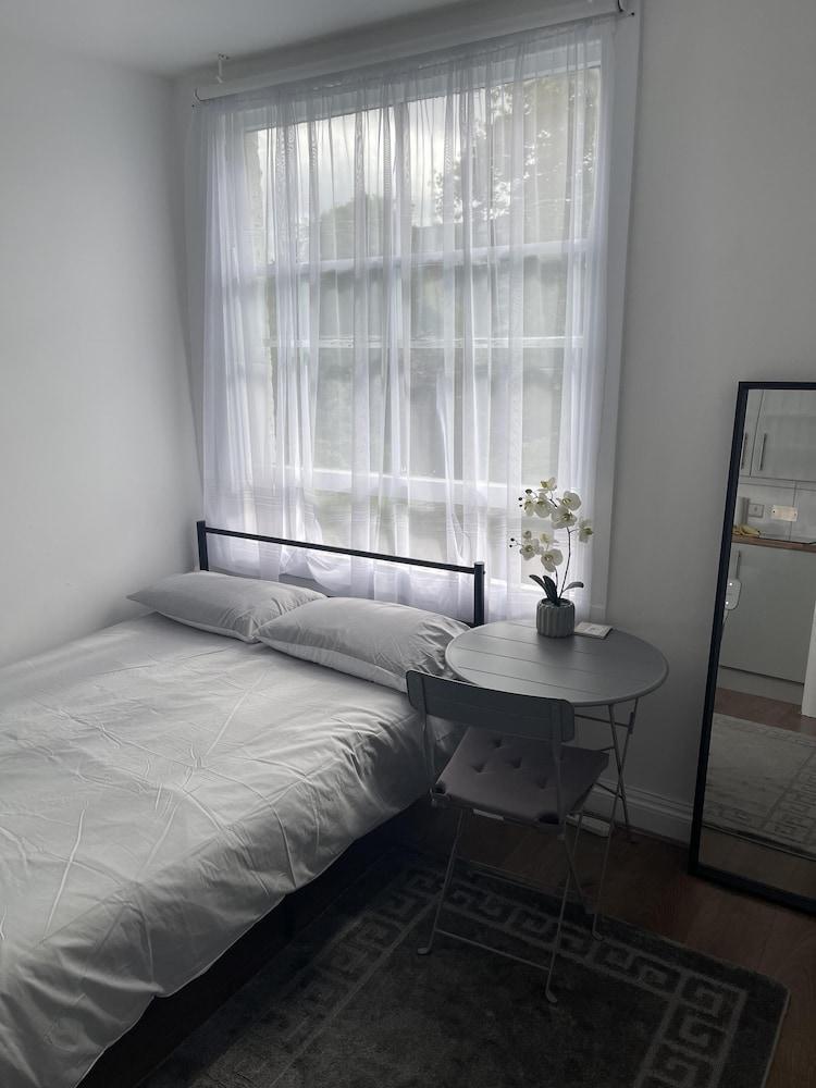 Charming Studio in London - 1 Person Only - Tap to explore photos