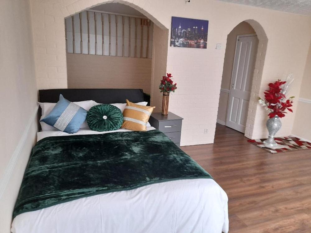 Captivating Extra Large Room in London, to Relax - Tap to explore photos