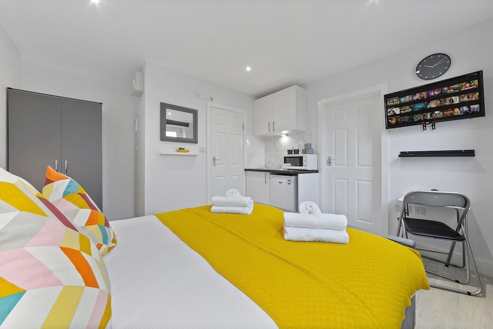 Beautiful Serviced Room Crystal Palace London Se20 - Tap to explore photos