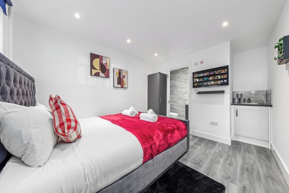 Serviced Ensuite Room Finsbury Park London N19 - Tap to explore photos
