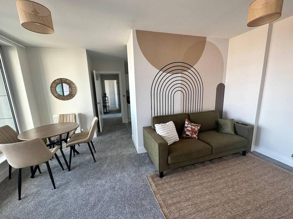 Cosy, Comfy 2 Bed Apartment in London - Tap to explore photos