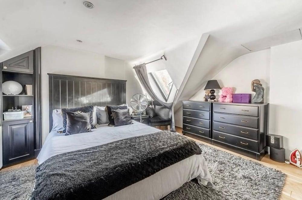 2 Bed Flat - Sleeps 4 - Balcony - Wifi - Tap to explore photos