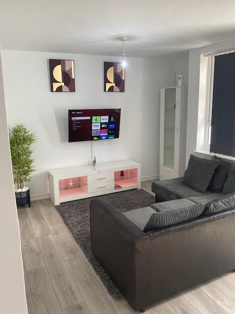 Chic City Retreat Immaculate 2 Bed Oasis in London - Tap to explore photos