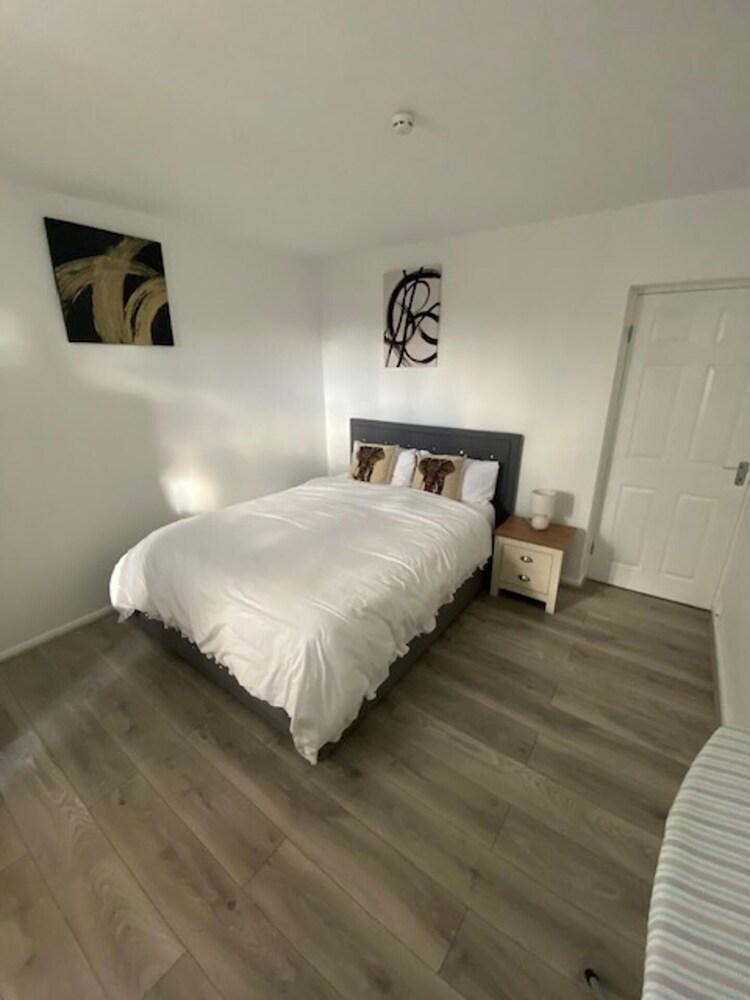 Chic City Retreat Immaculate 2 Bed Oasis in London - Tap to explore photos