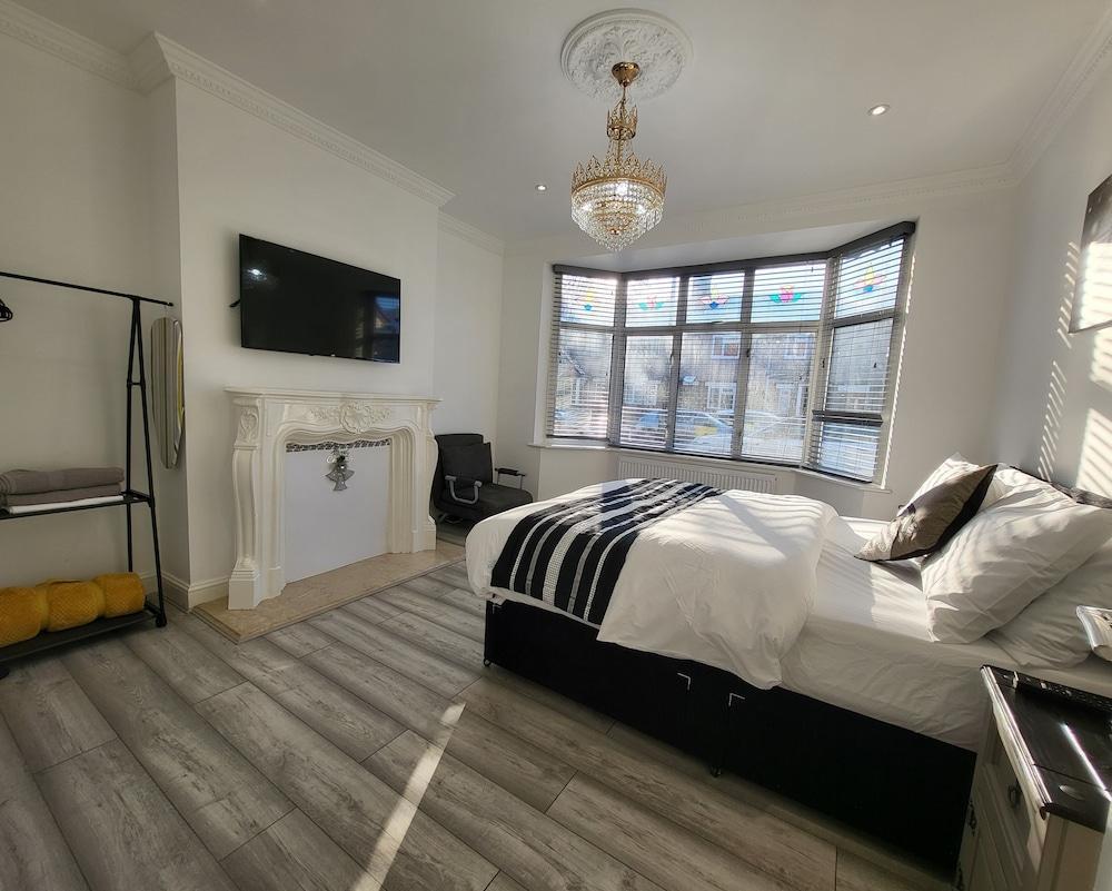 Grand Exclusive 2 Bed Apartment - London - Tap to explore photos