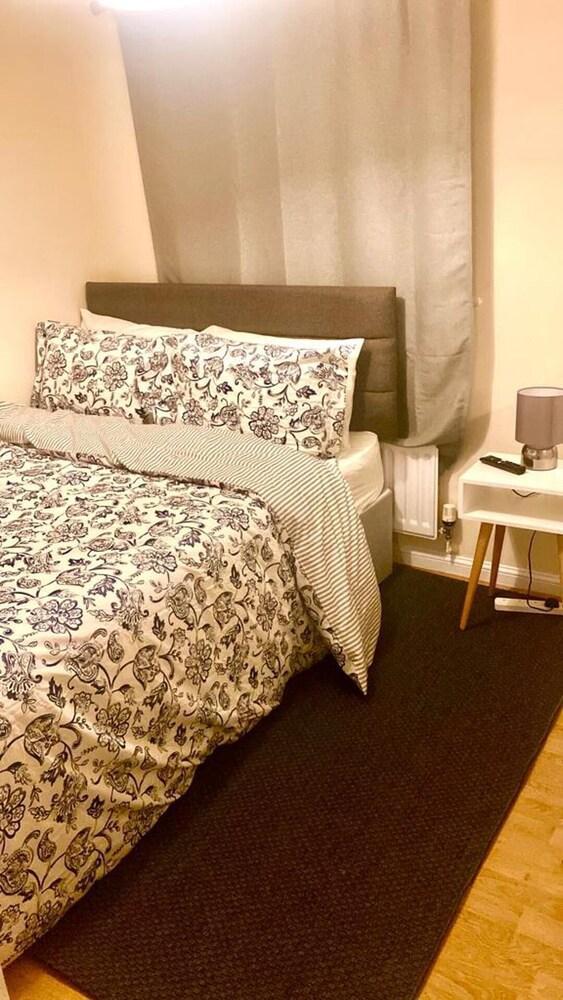 Impeccable 2-bed Apartment in London - Tap to explore photos