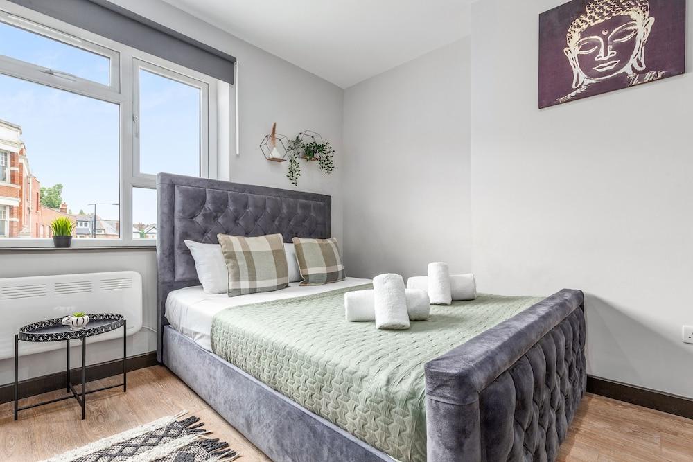 Cozy Serviced En-suite Room Sydenham London Se26 - Tap to explore photos