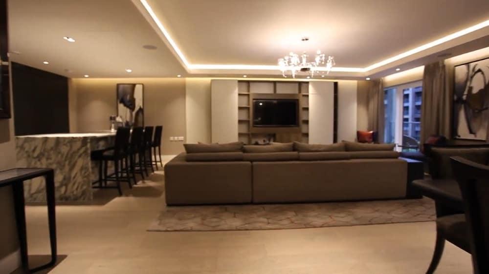 Luxurious Three Bedroom Flat in Chelsea Creek - Tap to explore photos