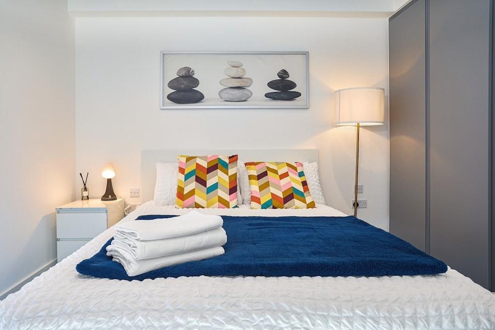 Immaculate 2-bed Apartment in London - Tap to explore photos