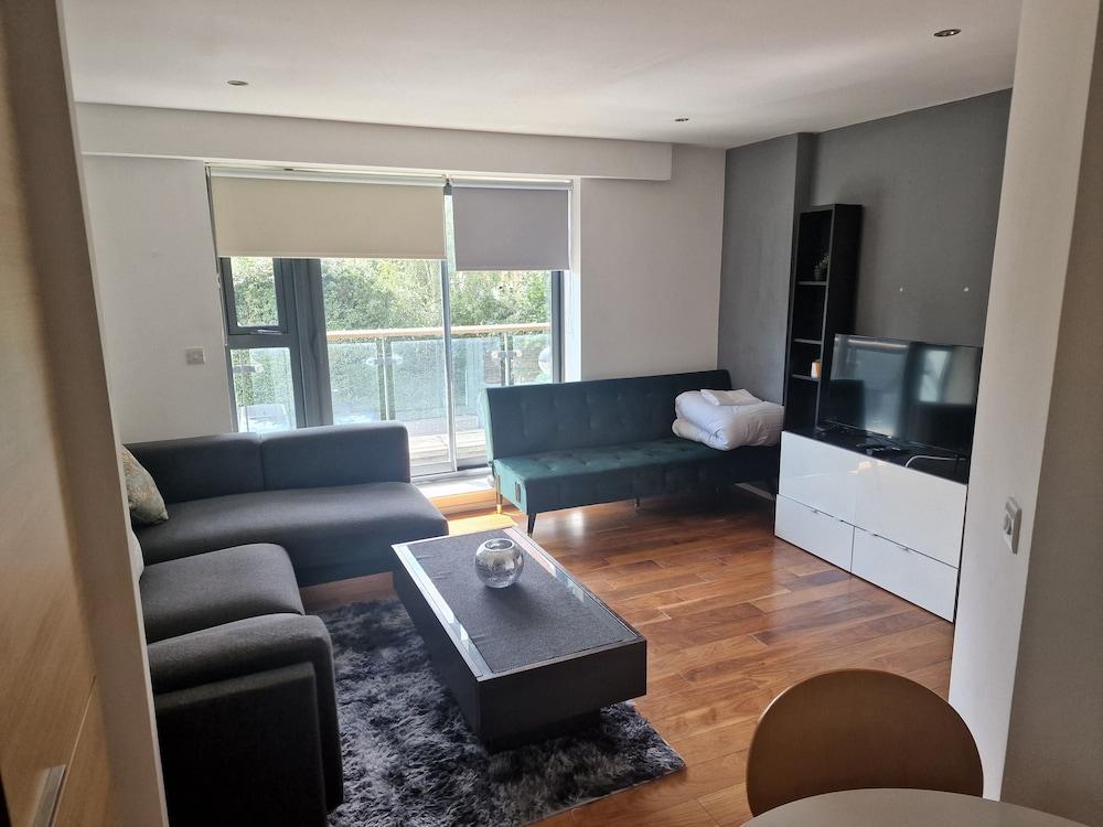 Immaculate 1-bed Apartment in London - Tap to explore photos