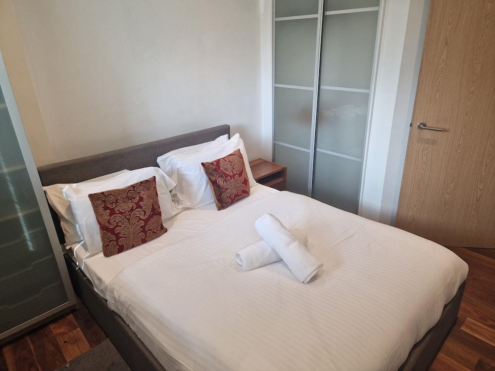 Immaculate 1-bed Apartment in London - Tap to explore photos