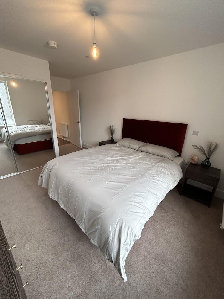Immaculate 2-bed Apartment in London - Tap to explore photos