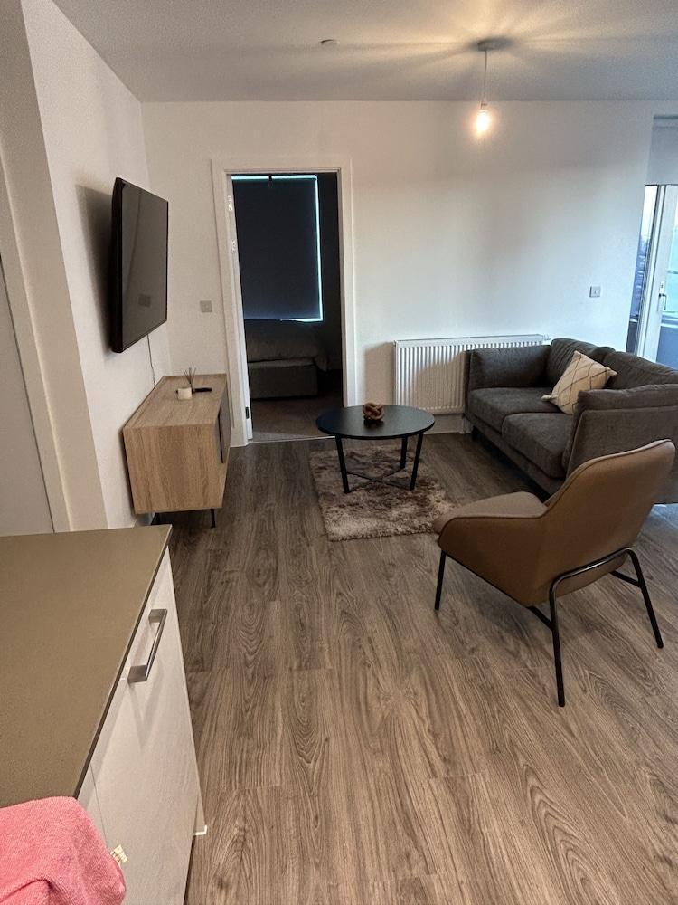 Immaculate 2-bed Apartment in London - Tap to explore photos