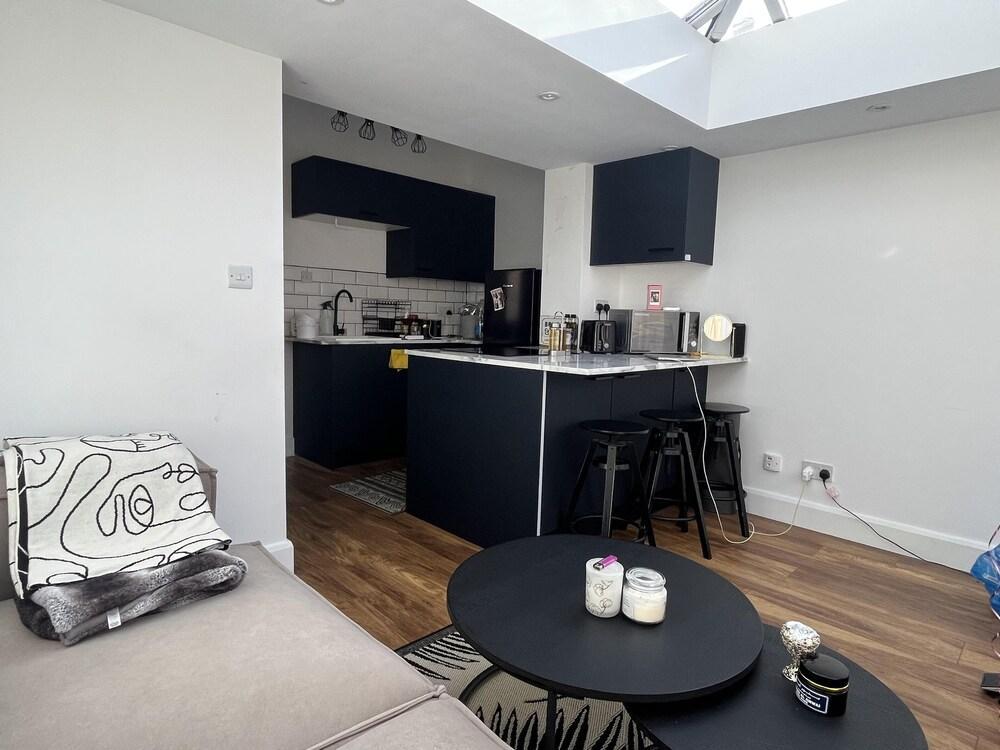 Newly Refurbished 1-bed Apartment in Croydon Se25 - Tap to explore photos