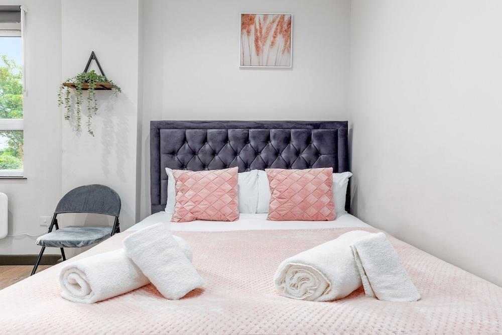 Serviced Ensuite Room Studio Sydenham London Se26 - Tap to explore photos