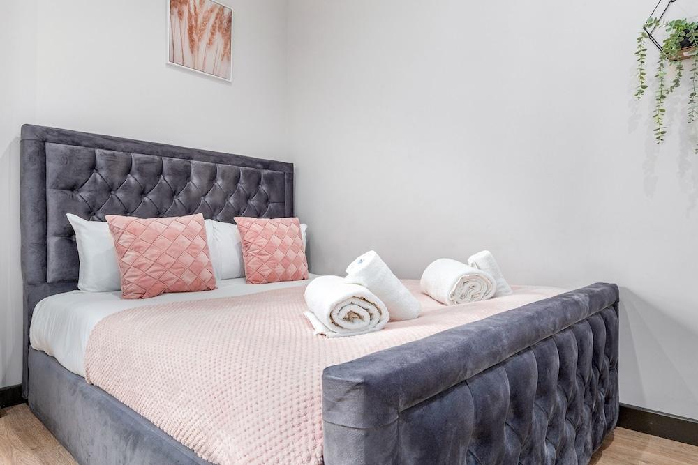 Serviced Ensuite Room Studio Sydenham London Se26 - Tap to explore photos