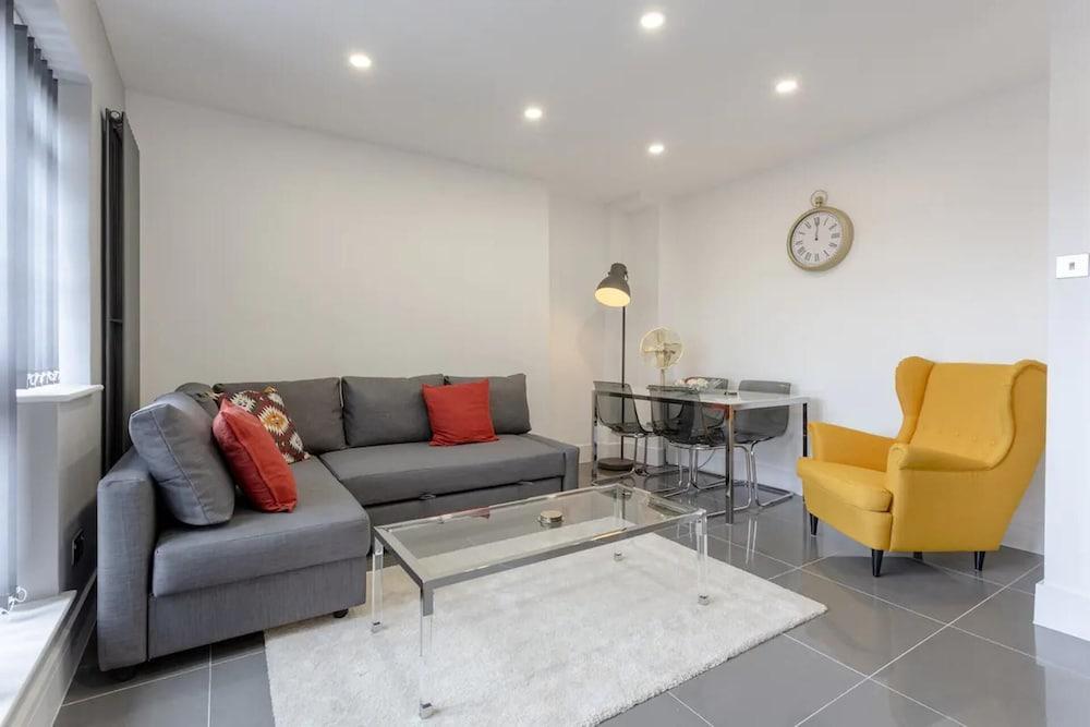 Gorgeous Duplex Near Canary Wharf, Excel & O2 - Tap to explore photos