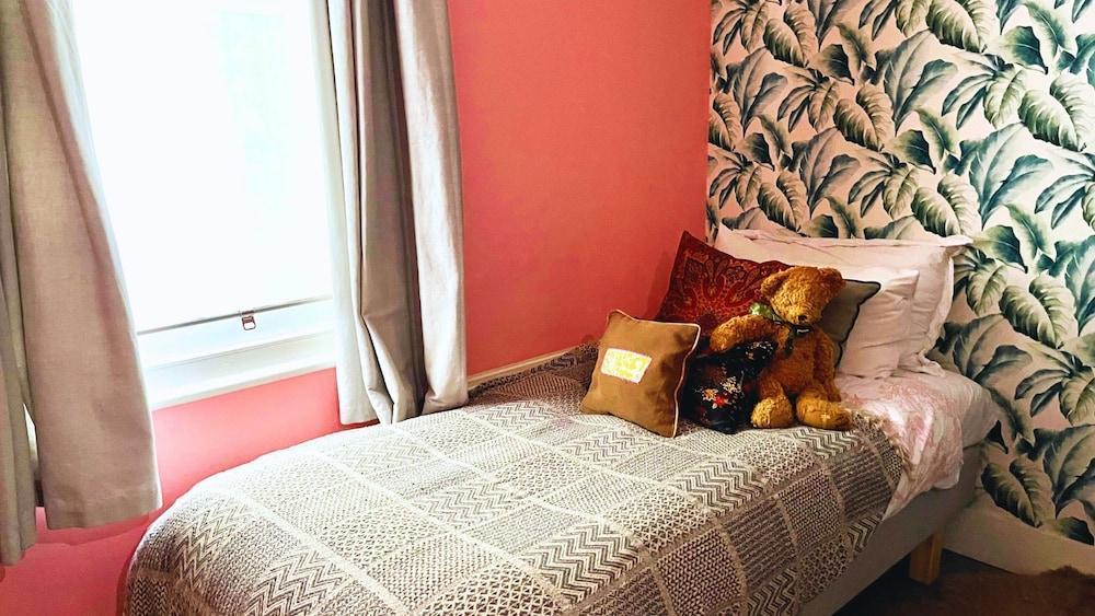 Lovely 3-bed Apartment & Garden & dog Friendly - Tap to explore photos