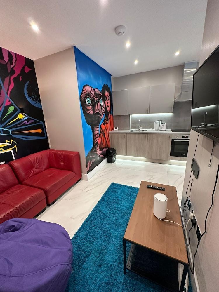 Themed Stunning 1-bed Apartment in London - Tap to explore photos