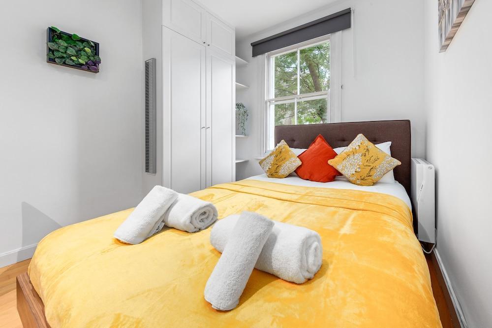 Serviced Studio Flat in Paddington London W2 - Tap to explore photos