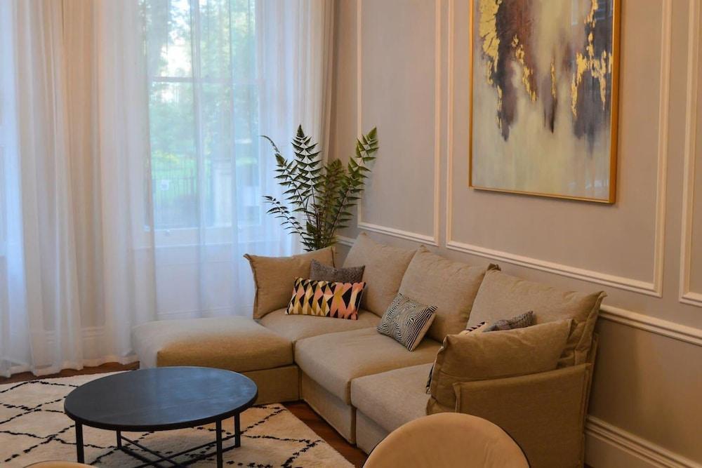 Stunning 2 Bedroom Apartment in London's Chelsea - Tap to explore photos