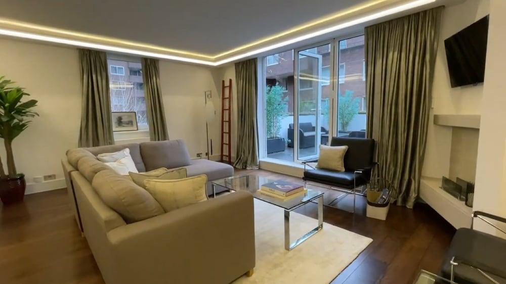 Two Bedroom Flat in Belgravia - Tap to explore photos