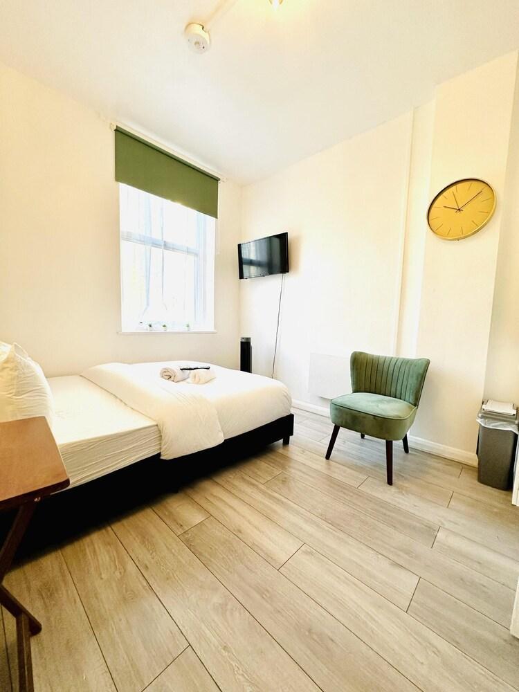 Immaculate 1-bed Studio in London - Tap to explore photos