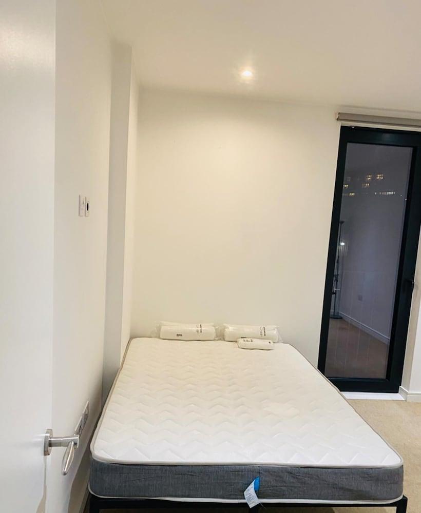 Inviting 2-bed Apartment in London - Tap to explore photos