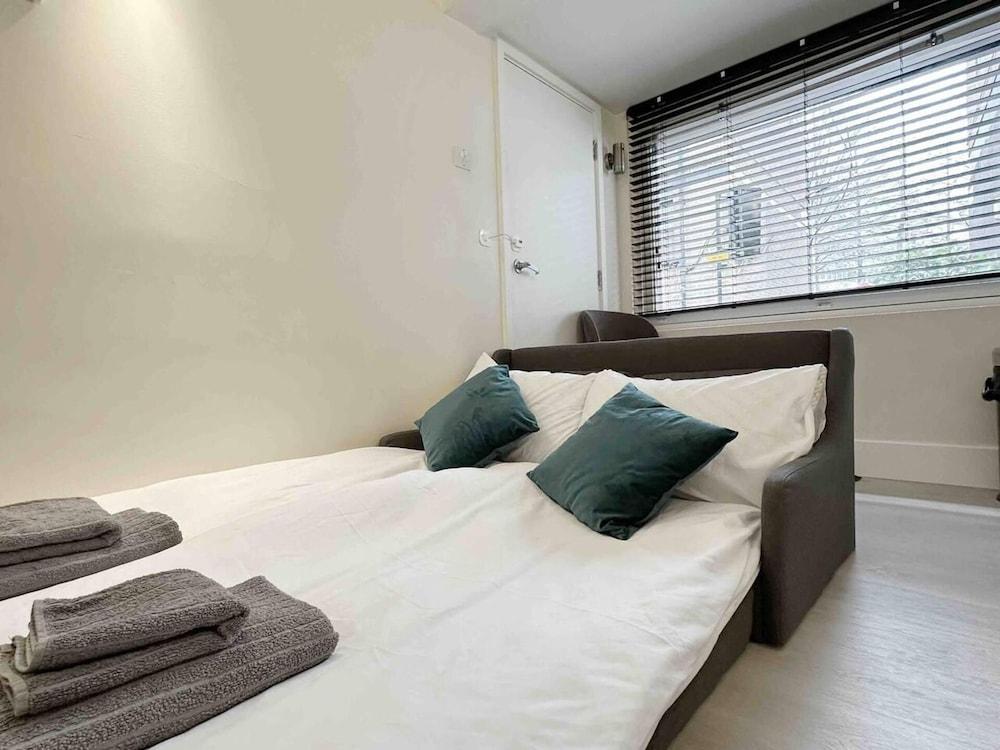 Remarkable 1-bed House in London - Tap to explore photos