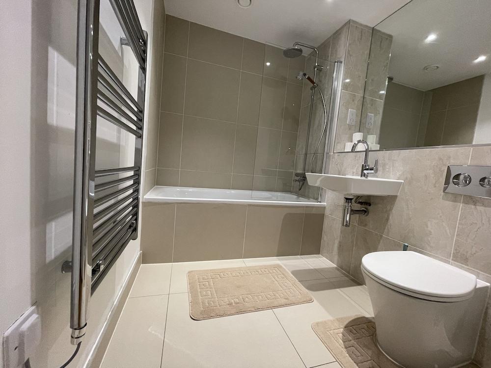 Remarkable 2-bed Apartment in London - Tap to explore photos