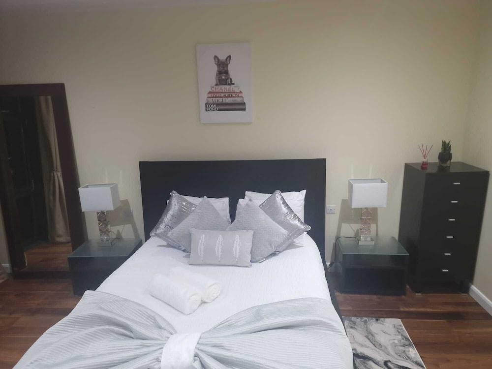 Ravishing Riverside 2-bed Rental in Canary Wharf - Tap to explore photos