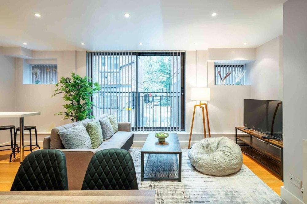 Stunning 3-bed House in Central London - Tap to explore photos