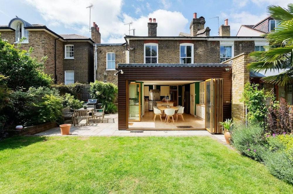 Charming 4 Bed House in London - Tap to explore photos