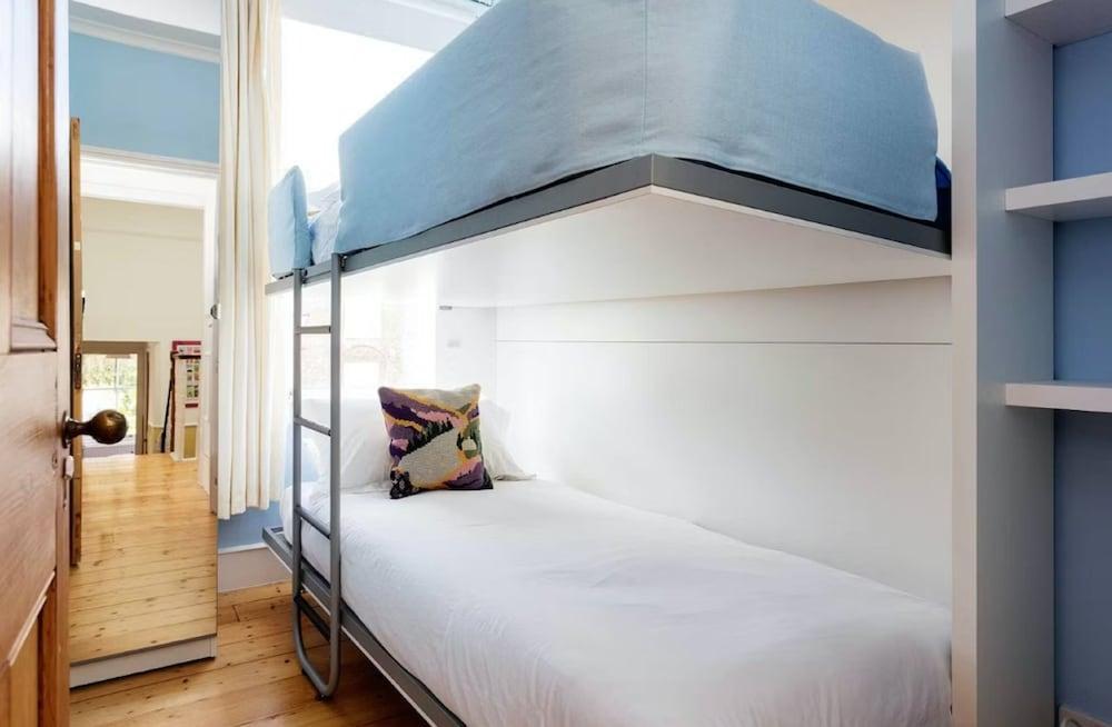 Charming 4 Bed House in London - Tap to explore photos