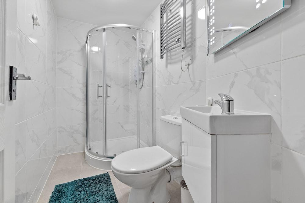 Immaculate Ensuite Room Crystal Palace London Se20 - Tap to explore photos