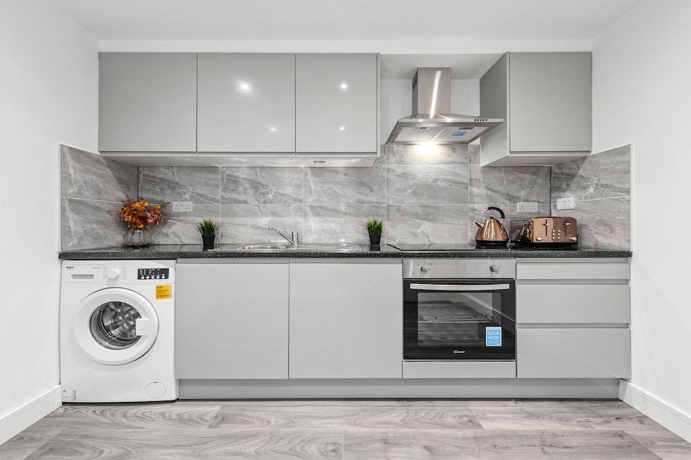 Charming Ensuite Room in Finsbury Park London N19 - Tap to explore photos