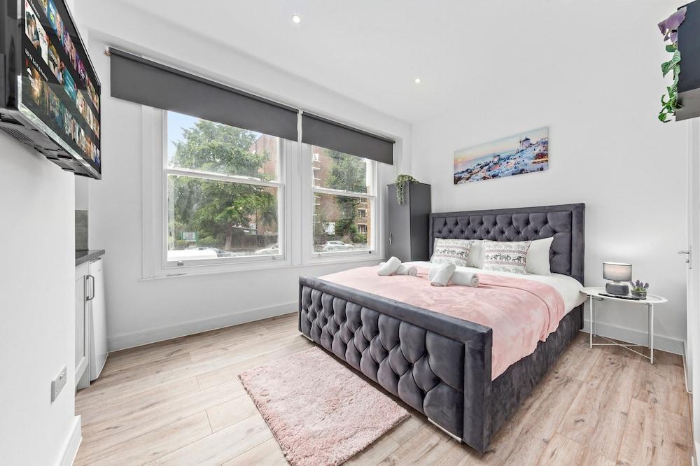 Charming Ensuite Room in Finsbury Park London N19 - Tap to explore photos