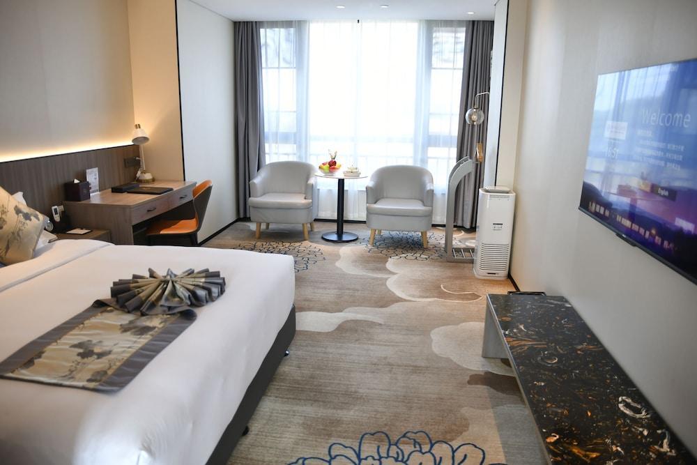 Qiling LN Dongfang Hotel Room Type - Luxury Smart-Controlled King Room