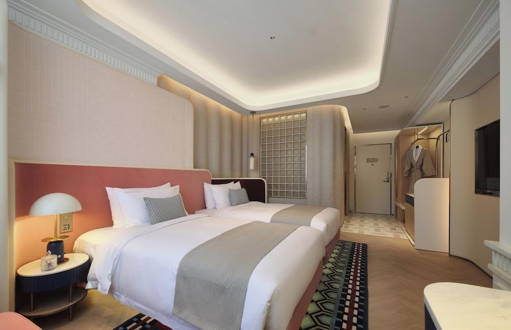 The Stage Shanghai Room Type - Stage Deluxe Twin Room (Dyson Hair Dryer + Mobile Screen Mirroring + Minibar)