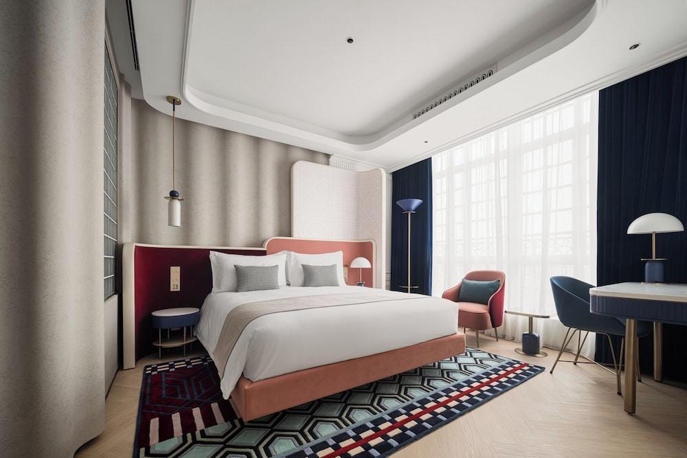The Stage Shanghai Room Type - Stage Deluxe King Room (Dyson Hair Dryer + Mobile Screen Mirroring + Minibar) The Stage Shanghai Room Type - Stage Deluxe King Room (Dyson Hair Dryer + Mobile Screen Mirroring + Minibar)