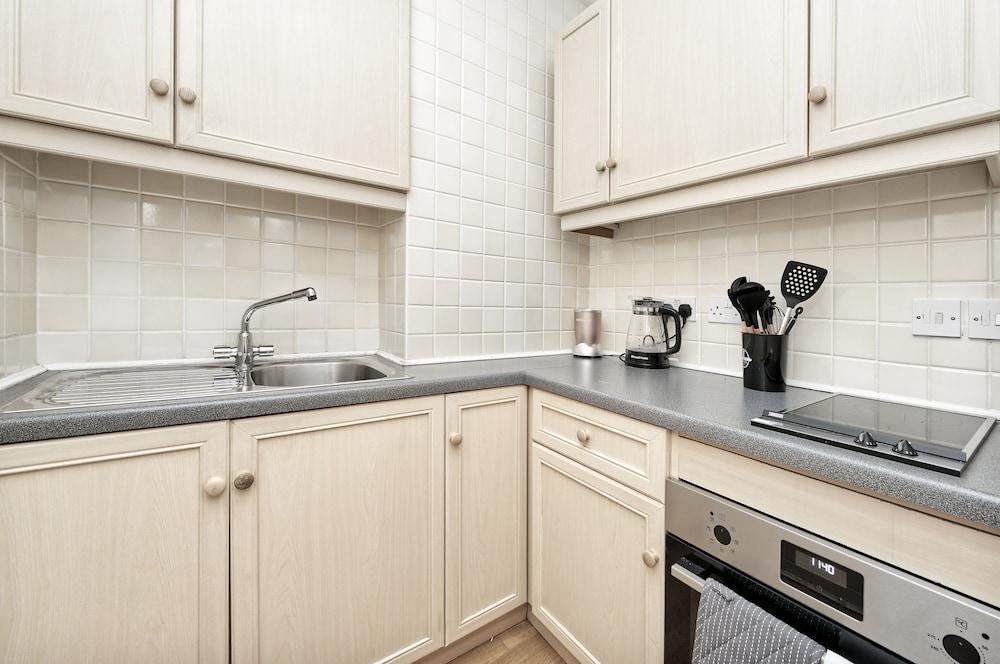 Historic Whitehall Flat in SW1 by Underthedoormat - Tap to explore photos