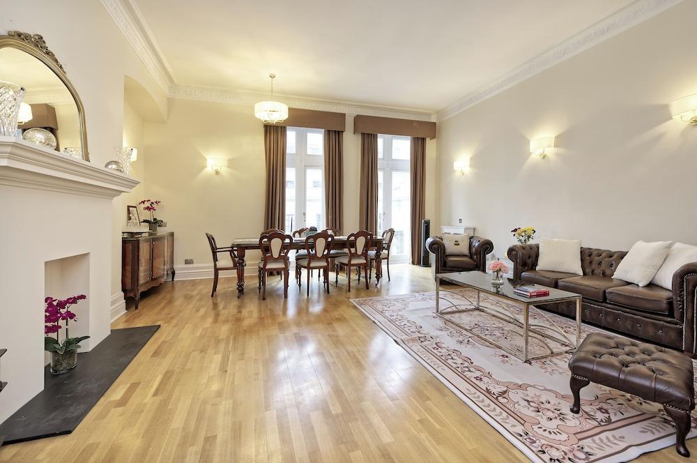 Historic Whitehall Flat in SW1 by Underthedoormat - Tap to explore photos