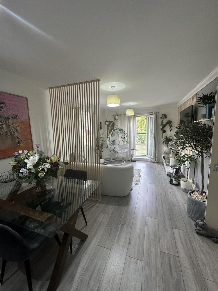 Charming Mi Casa Es Tu Casa 2-bed in Dagenham - Tap to explore photos