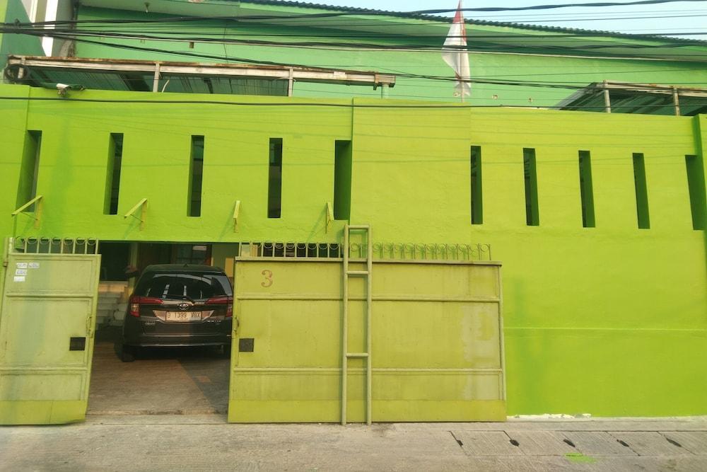 OYO Life Kost ijo Tembok Tinggi - Tap to explore photos