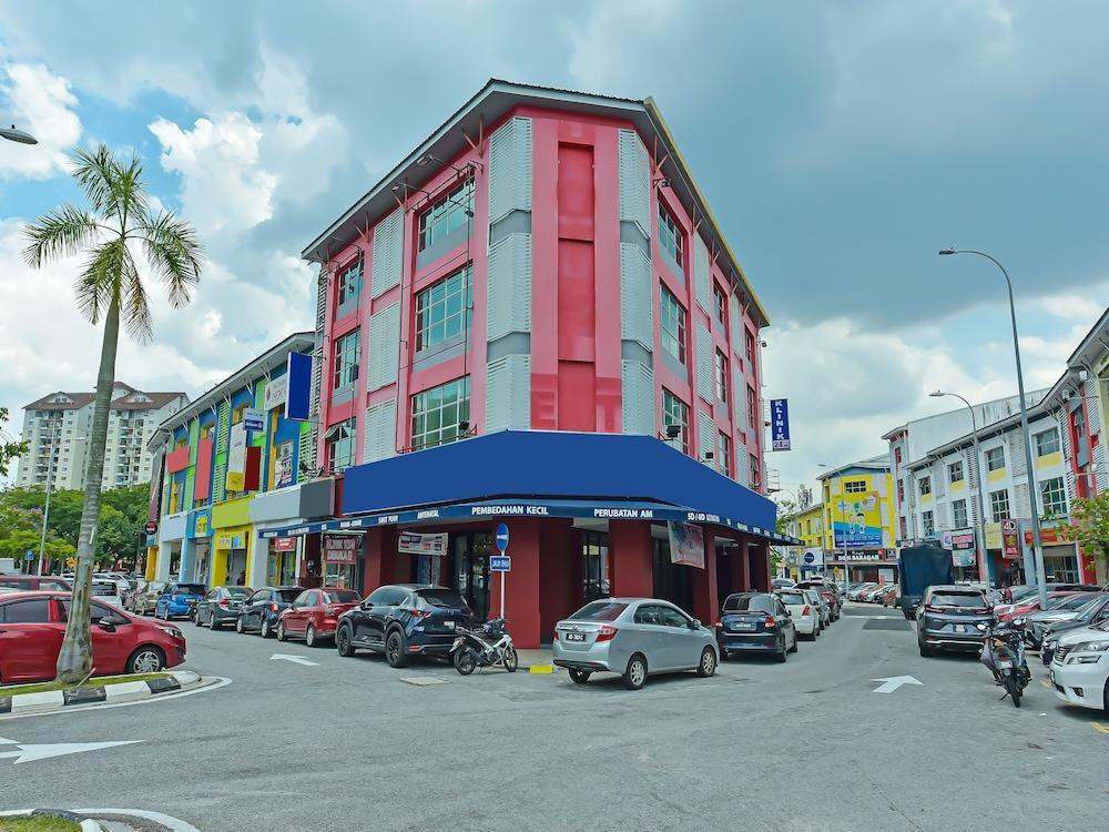 Capital O 90788 New Hotel 33 Permaisuri - Tap to explore photos